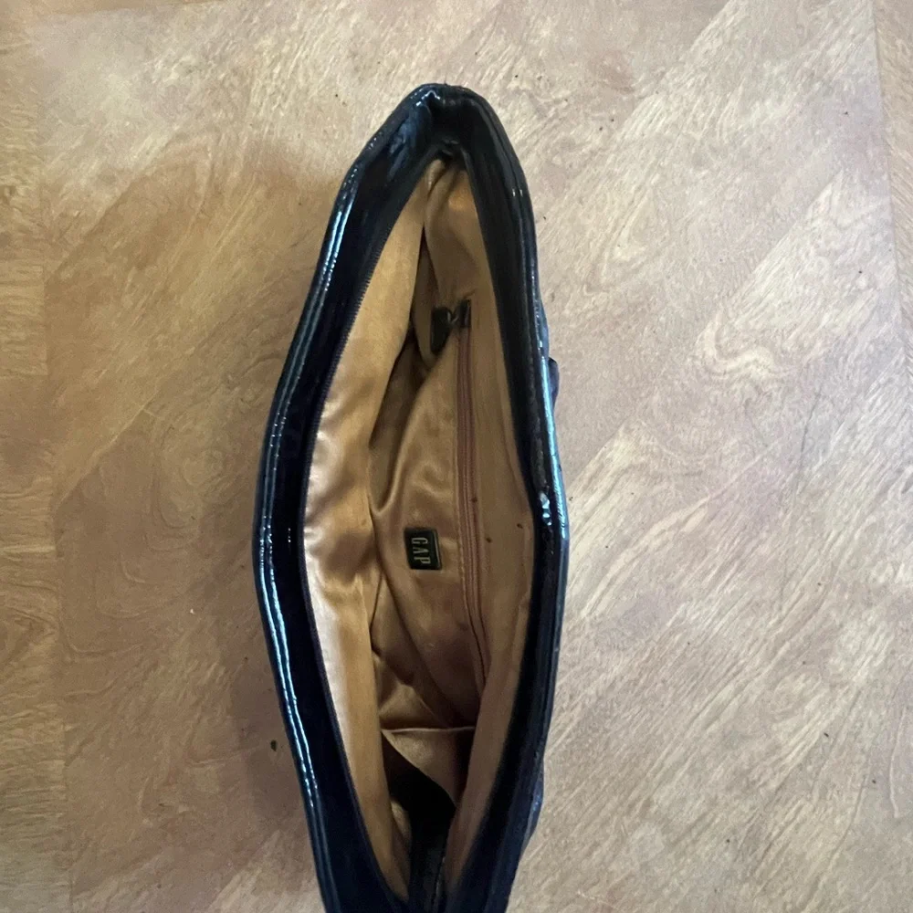 GAP - Sleek Black Wristlet – Elegant Glossy Finish